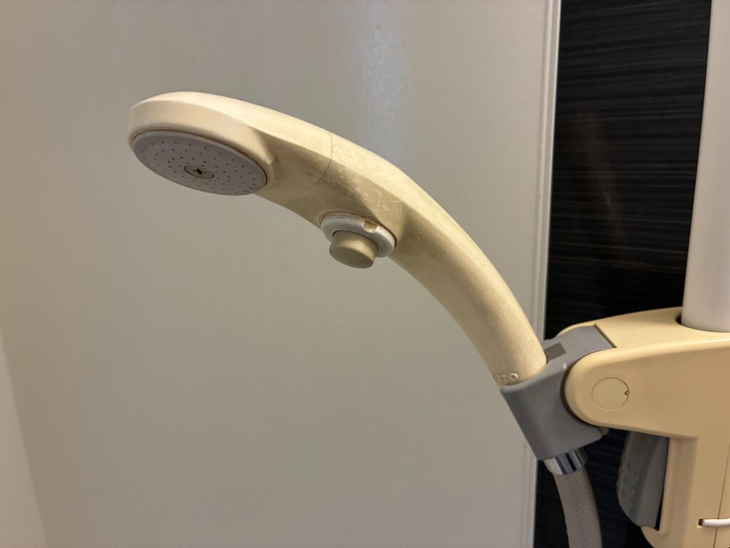 シャワーヘッドがひび割れた