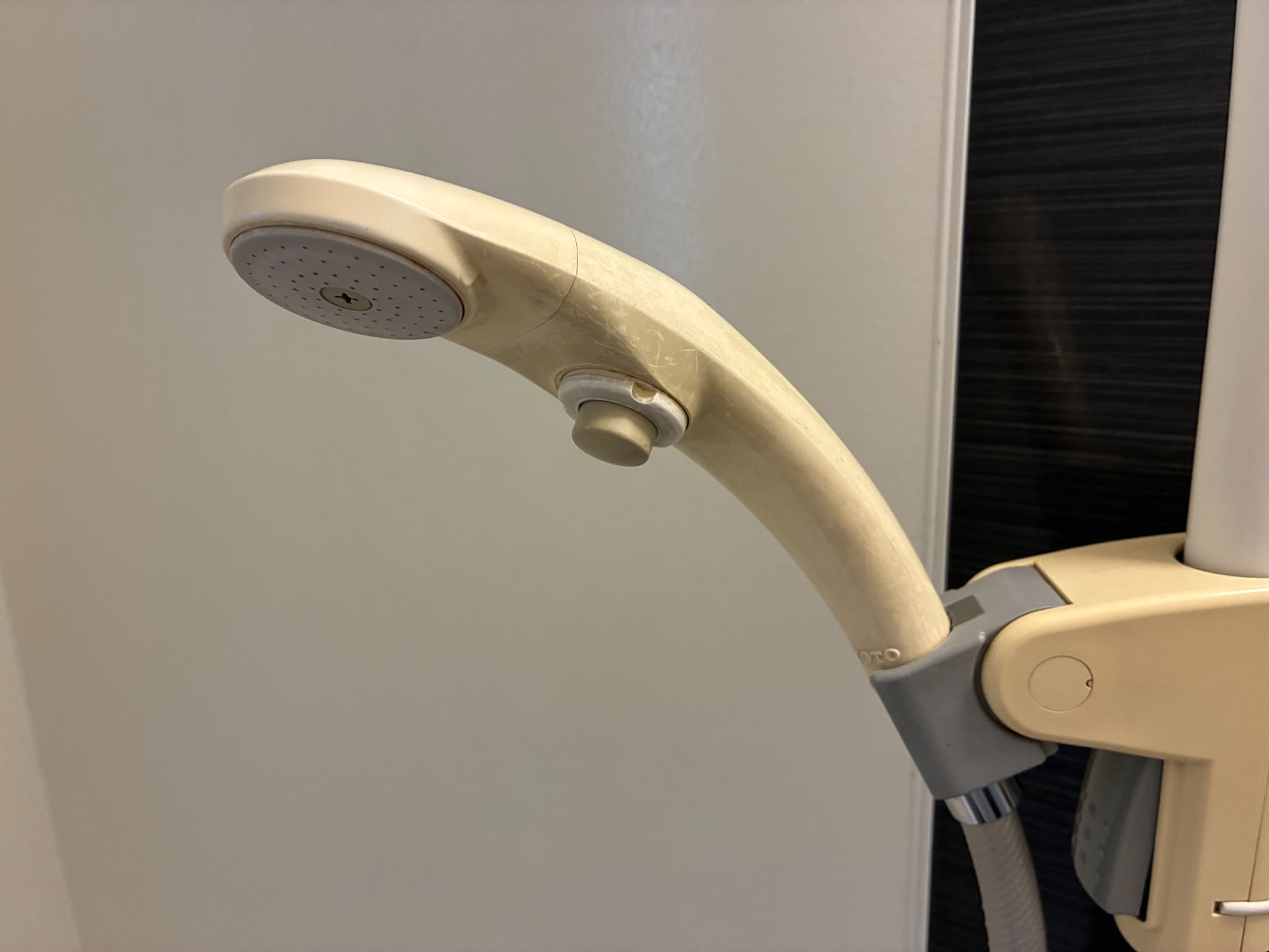 シャワーヘッドがひび割れた