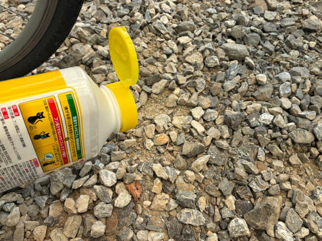 駐車場の猫のフン対策で忌避剤をまく